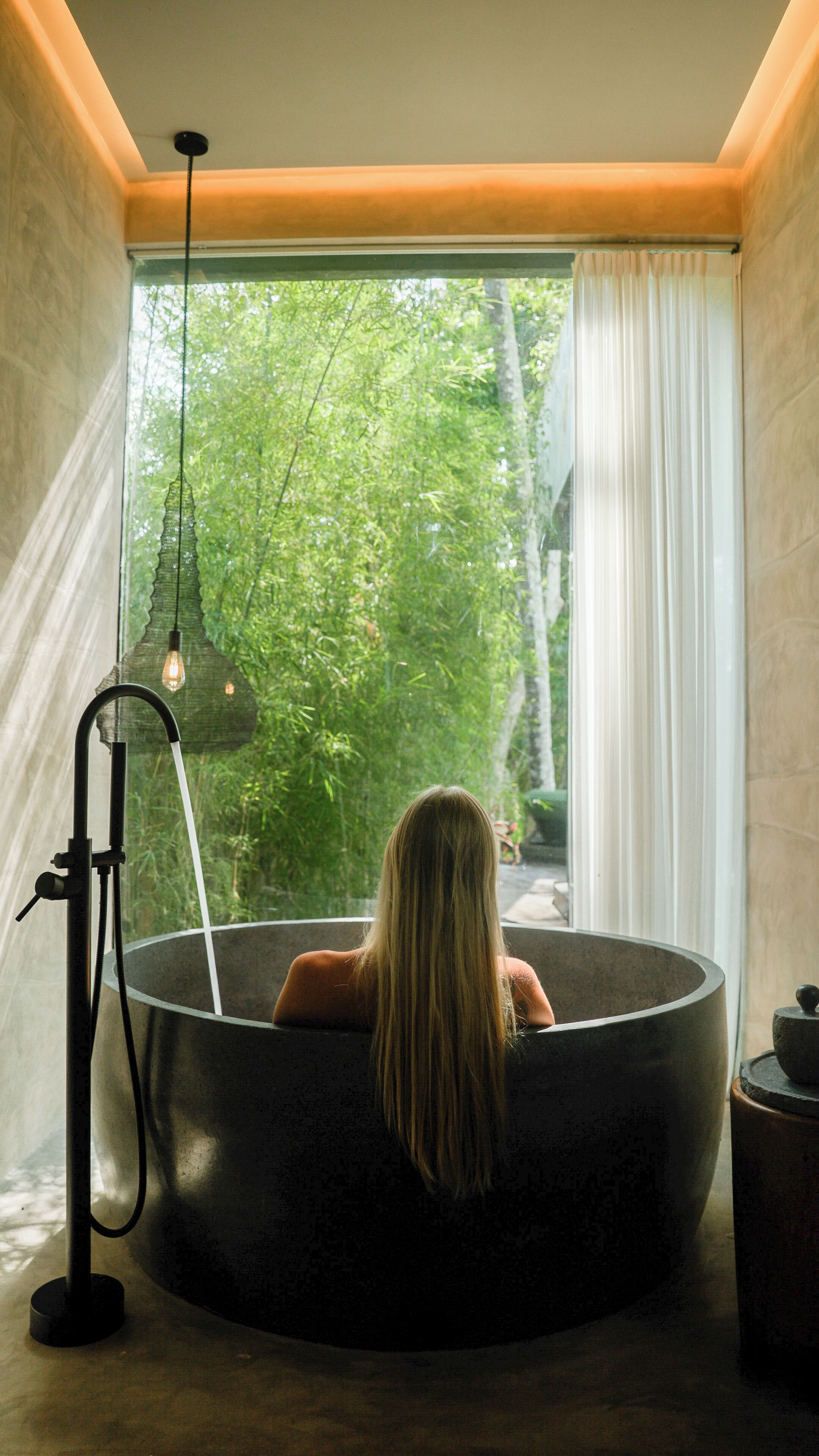 Deep-soaking bathtub