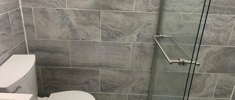 Handtücher, Seife, Toilettenpapier