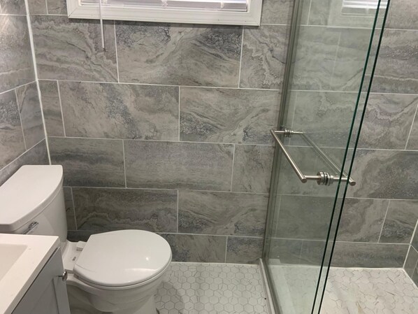 Toallas, jabón, papel de baño