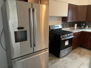 Private kitchen - Perfect 3-bedroom apartment in Buffalo for a relaxing stay (Buffalo)