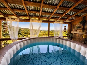 Un jacuzzi con vista a un paisaje verde.