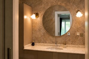 Een douche, een haardroger, handdoeken, zeep