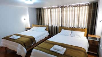 Habitación superior con 2 camas individuales, patio, vistas a la ciudad | Wifi gratis