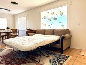 Interior - Vintage Villa- roomy 4-bedroom home with AC in lovely Pima (Pima)