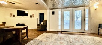 Vintage Villa- roomy 4-bedroom home with AC in lovely Pima