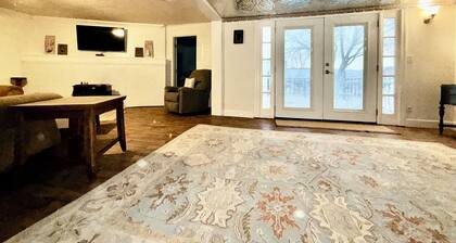 Vintage Villa- roomy 4-bedroom home with AC in lovely Pima