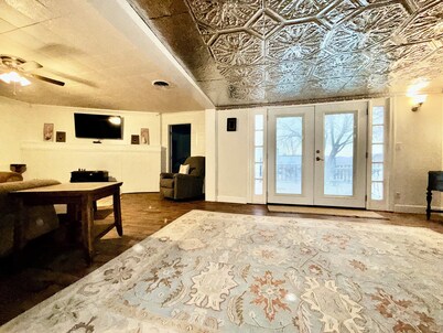 Vintage Villa- roomy 4-bedroom home with AC in lovely Pima