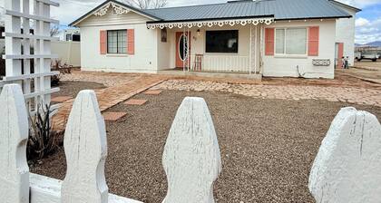 Vintage Villa- roomy 4-bedroom home with AC in lovely Pima