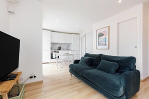 TV - Upstays Cosy T2 with balcony 35m² (Cannes)
