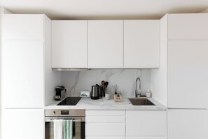 Coffee/tea maker, oven, dining tables - Upstays Cosy T2 with balcony 35m² (Cannes)