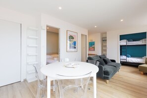 Iron/ironing board, Internet, bed sheets - Upstays Cosy T2 with balcony 35m² (Cannes)