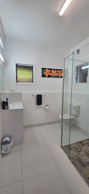 Bathroom - Rarotonga Holiday Home with Pool & Amazing Views - Ocean Beach Town View (Rarotonga)