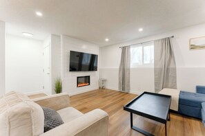 Living area - Nordic Heights YYC, Sauna + Hot Tub, Group Stay and close to Downtown (Calgary)