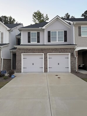 Exterior - Beautiful 2-bedroom townhome in Austell! Close to downtown, airport & six flags (Austell)