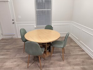 Dining - Beautiful 2-bedroom townhome in Austell! Close to downtown, airport & six flags (Austell)