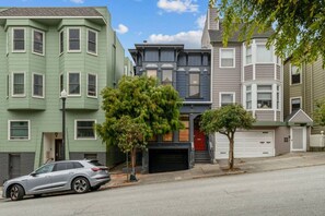 A row of residential buildings with a car parked in front. - SF Presidio Heights Haven + Steps 2 Presidio Park (San Francisco)