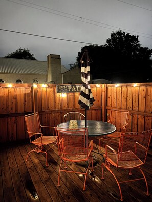 Outdoor dining - Charming house in beautiful Davis with AC, less than 6 miles from Turner Falls! (Davis)