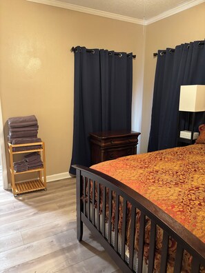 Room - Charming house in beautiful Davis with AC, less than 6 miles from Turner Falls! (Davis)