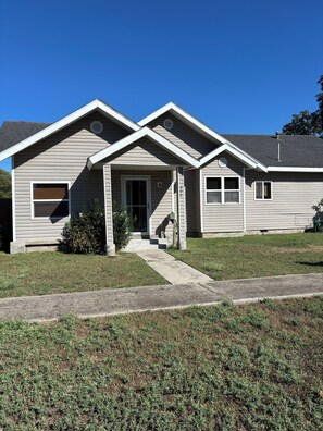 Exterior - Charming house in beautiful Davis with AC, less than 6 miles from Turner Falls! (Davis)