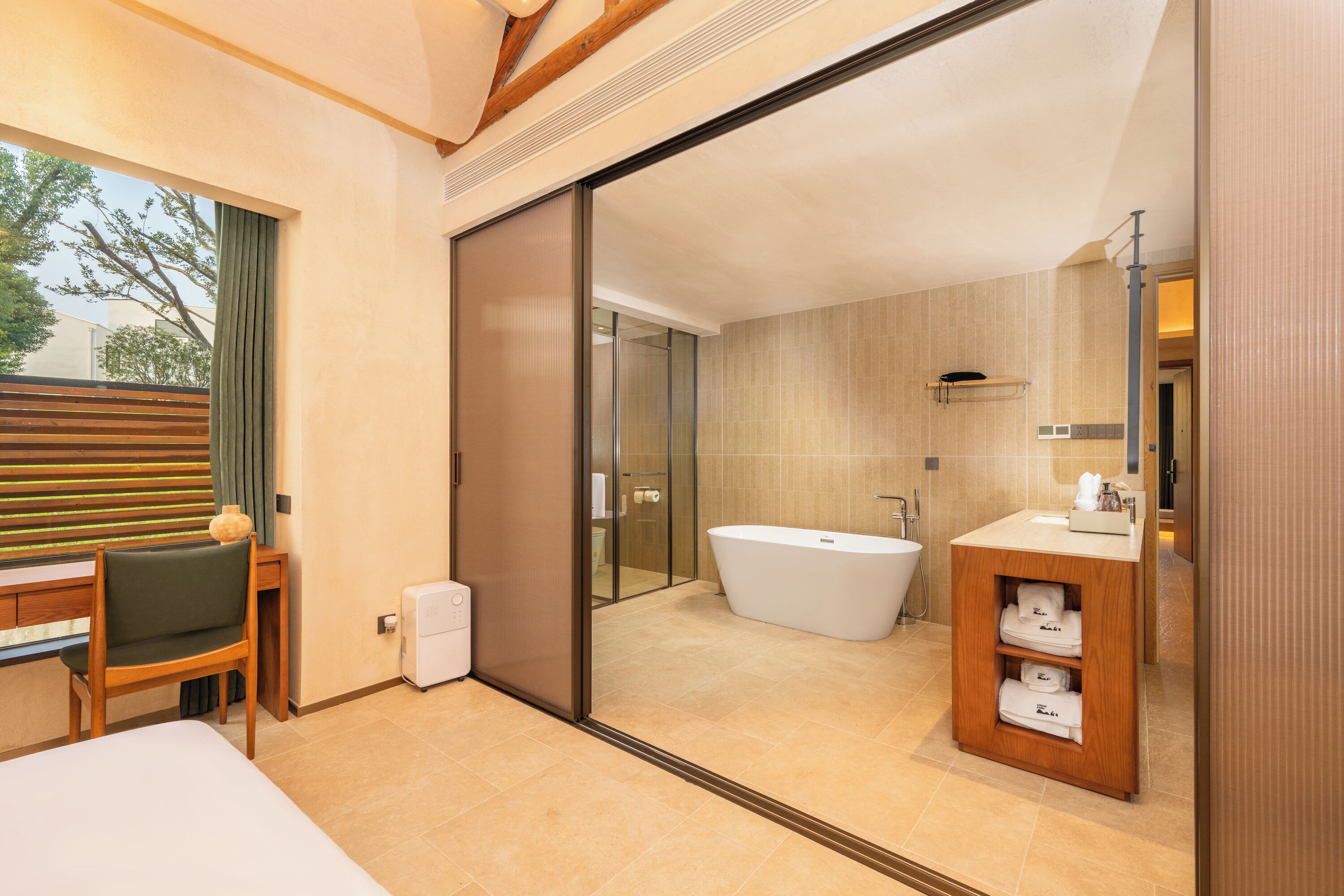 Signature Quadruple Room, Courtyard View | Bilik Mandi | Tab mandi dan pancuran berasingan, pengering rambut, tuala disediakan 