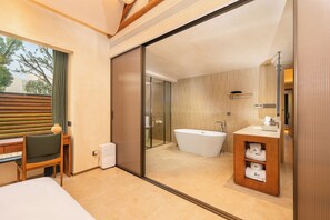 Signature Quadruple Room, Courtyard View | Bathroom | Separate bathtub and shower, hair dryer, towels, shampoo - YAOJIA STRAW FARM RESORT ANJI (Anji)