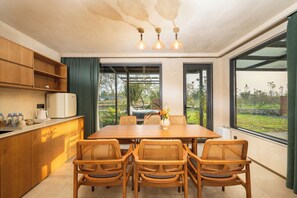 Signature Quadruple Room, Courtyard View | Dining - YAOJIA STRAW FARM RESORT ANJI (Anji)