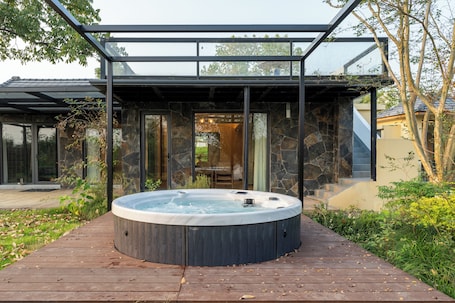 Chambre Quadruple Signature, vue cour intérieure | Terrasse/Patio. YAOJIA STRAW FARM RESORT ANJI