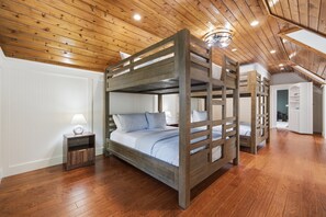 5 bedrooms, iron/ironing board, travel cot, free WiFi - Entertainers Dream! Private Pool, Spa, Pool Table, Shuffleboard, Arcade, Firepit, Tiki Bar! (Terrell)