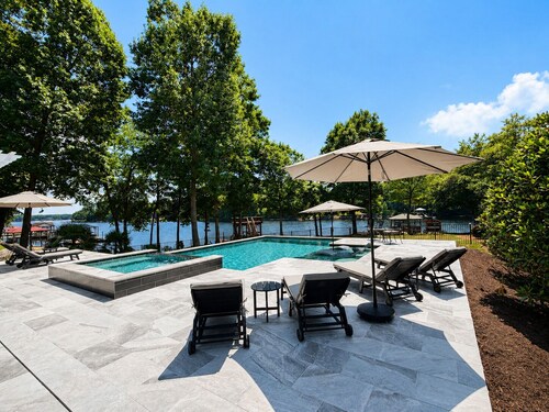 Entertainers Dream!  Private Pool, Spa, Pool Table, Shuffleboard, Arcade, Firepit, Tiki Bar!