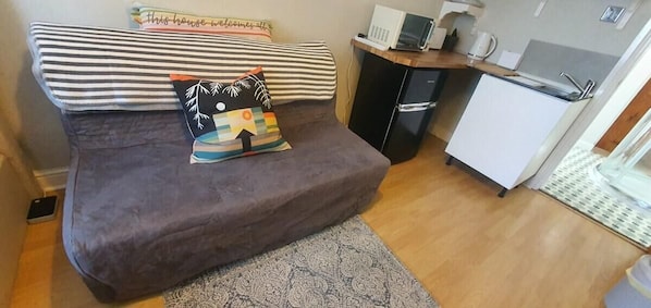 Living area - Studio Apartment Sleeps 4 with Parking (Rumney)