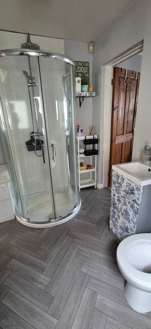 Bathroom - Studio Apartment Sleeps 4 with Parking (Rumney)