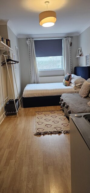 Room - Studio Apartment Sleeps 4 with Parking (Rumney)