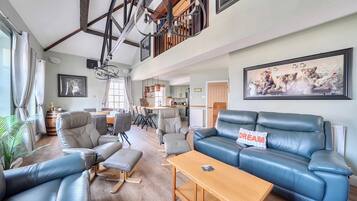 TV, fireplace, stereo