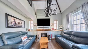 TV, fireplace, stereo