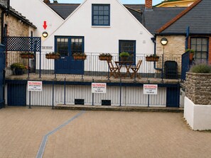 Outdoor dining - Sea View Coastal Apartment in Swanage with Parking (Swanage)
