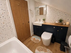 Bathroom - Sea View Coastal Apartment in Swanage with Parking (Swanage)