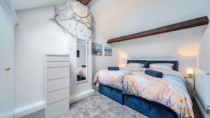 4 bedrooms, iron/ironing board, WiFi, bed sheets