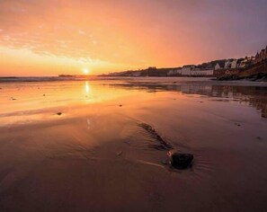 Beach - Sea View Coastal Apartment in Swanage with Parking (Swanage)
