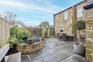 Outdoor dining - House Sleeps 10 with Parking and Garden (Newcastle upon Tyne)