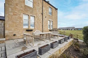 Outdoor dining - House Sleeps 10 with Parking and Garden (Newcastle upon Tyne)