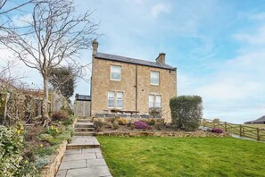 Exterior - House Sleeps 10 with Parking and Garden (Newcastle upon Tyne)
