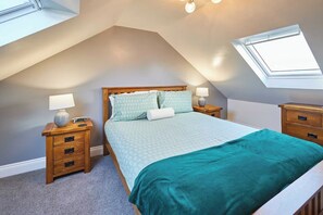 Room - House Sleeps 10 with Parking and Garden (Newcastle upon Tyne)