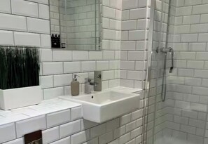 Bathroom - Apartment Sleeps 2 with City Views (Birmingham)