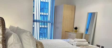 Iron/ironing board, WiFi, bed sheets