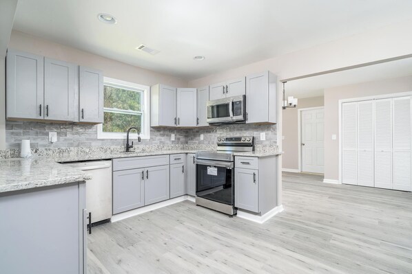 Private kitchen - Modern Grove Park Retreat • 3BR/2BA • Near Mercedes Benz & Midtown (Atlanta)