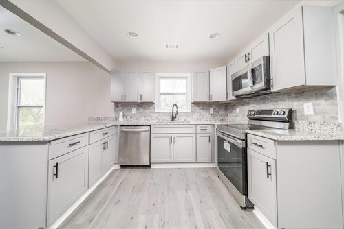 New Renovated 3BD-2BA Home • Minutes to Mercedes Benz, Midtown and Beltline