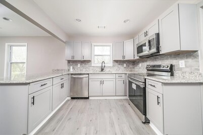 New Renovated 3BD-2BA Home • Minutes to Mercedes Benz, Midtown and Beltline