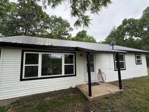 Unclassified image, 5 of 25, button - Charming 3-bedroom farmhouse in tranquil Mountain Grove. (Mountain Grove)