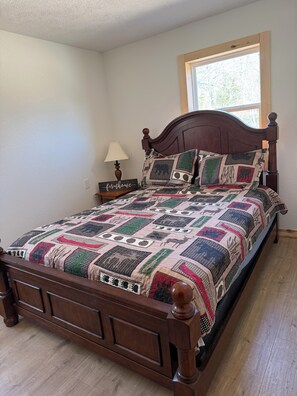 Room - Charming 3-bedroom farmhouse in tranquil Mountain Grove. (Mountain Grove)