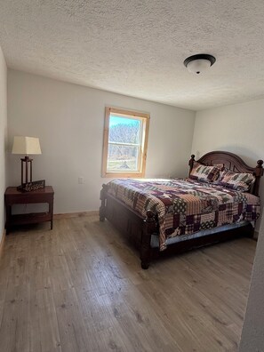 3 bedrooms, free WiFi, bed sheets, wheelchair access - Charming 3-bedroom farmhouse in tranquil Mountain Grove. (Mountain Grove)